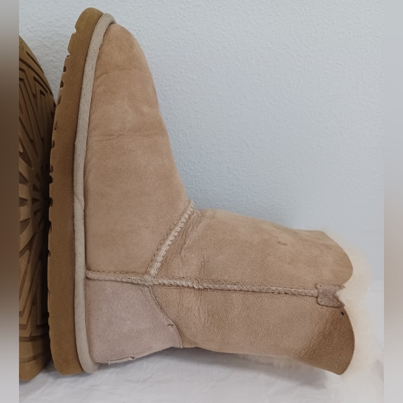 Ugg Bailey Button Tan Suede Leather Short Boots Women's Size 7 - Picture 8 of 14